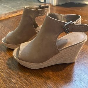 Universal Thread woven wedges